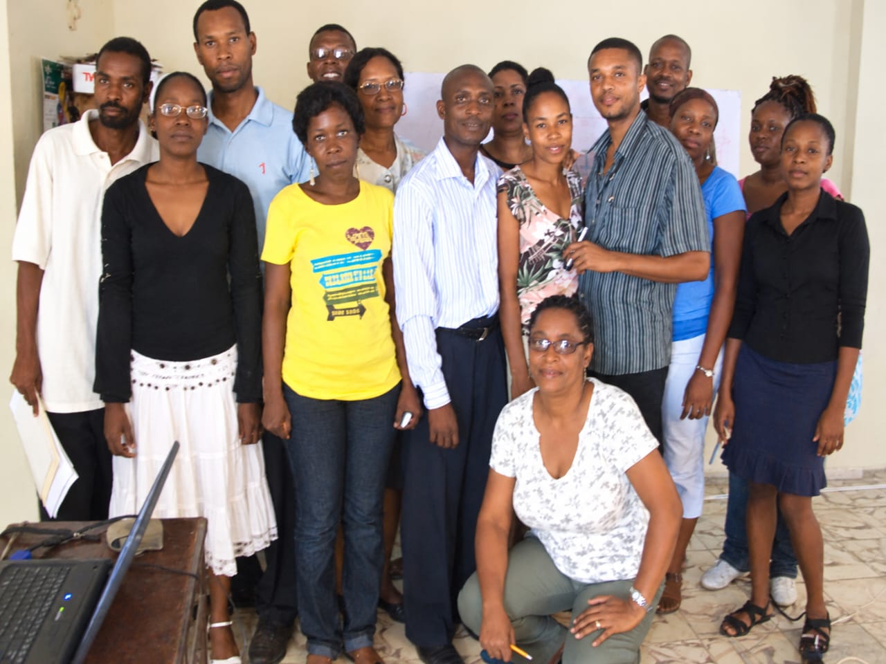 Des élèves et un enseignant réunis dans une salle du Collège de Côte-Plage.