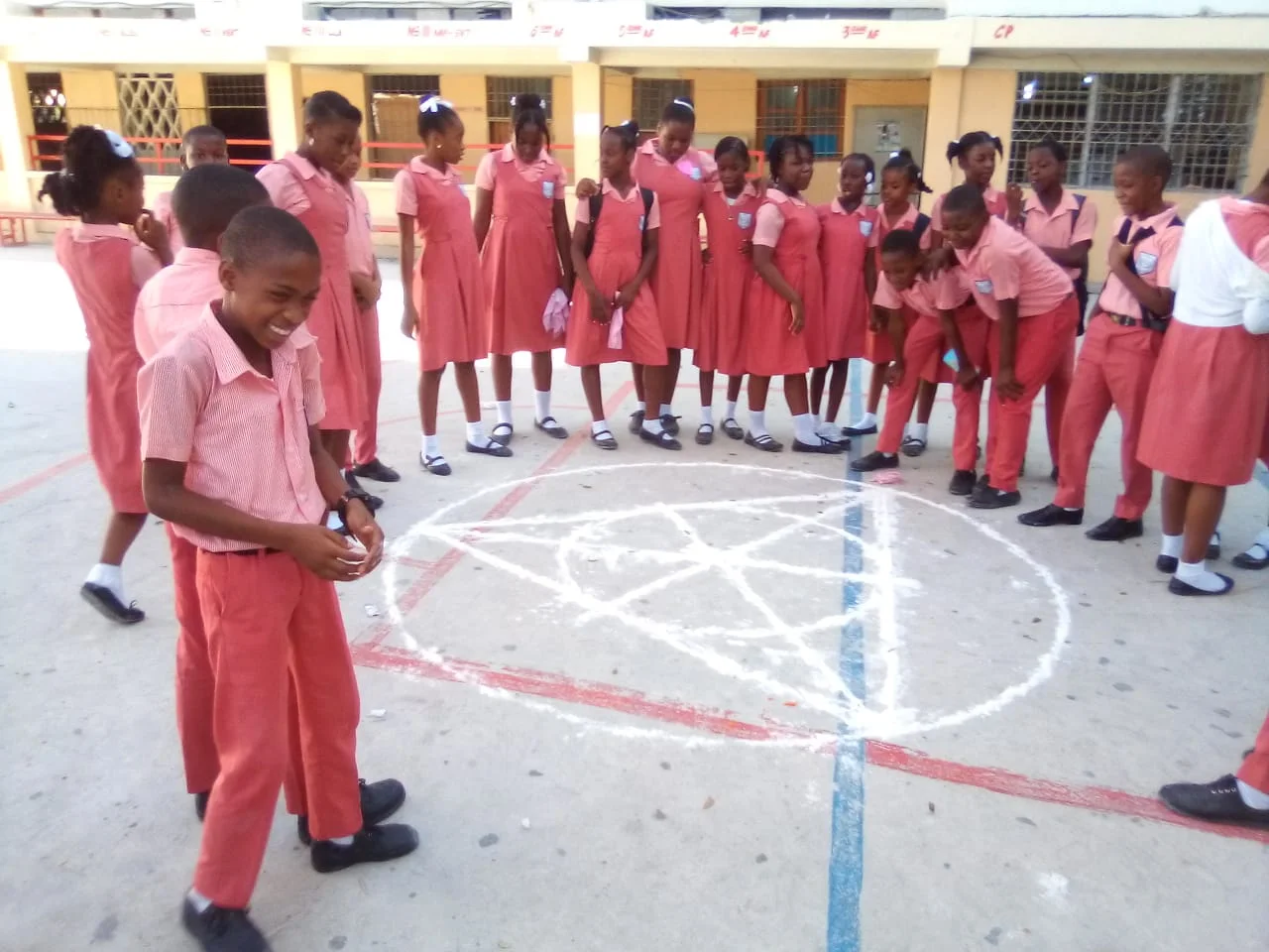 Des élèves du Collège de Côte-Plage réalisent une construction géométrique dans la cour.