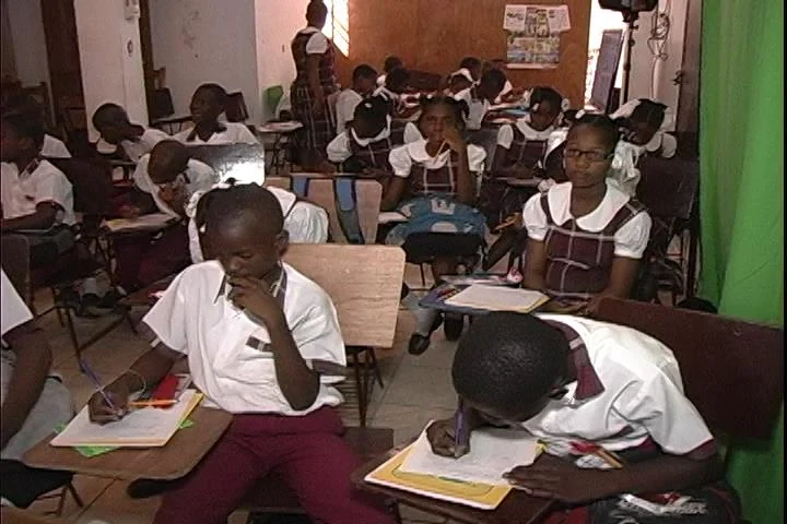 Archives du CCP : Des élèves du primaire travaillent dans leur classe.