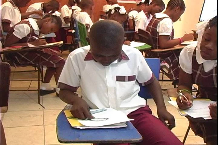 Archives du CCP · Experiences pédagogiques primaire Archives du CCP : Une élève du primaire lit un texte dans sa classe.